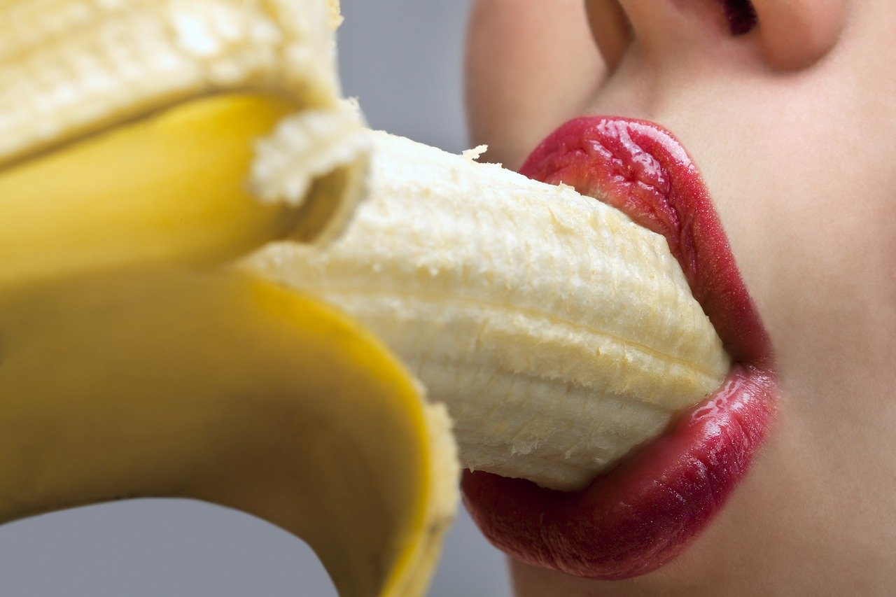 Racconto Erotico Succhia la banana davanti a lui